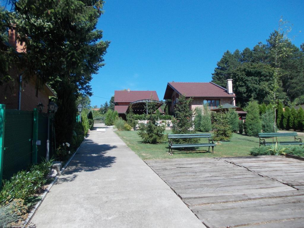 Kuca Za Odmor "Karalic" Bed & Breakfast Ležimir Dış mekan fotoğraf